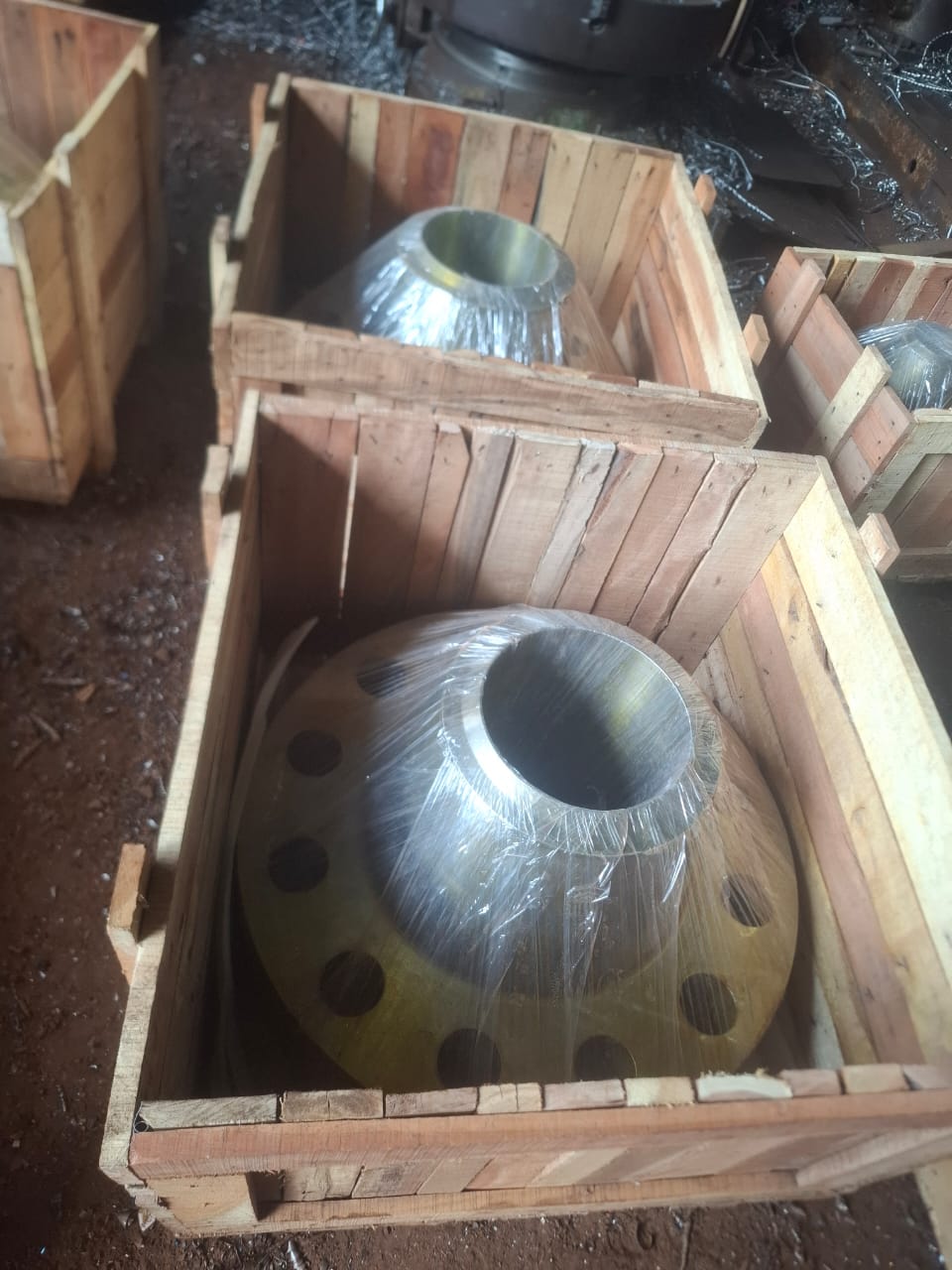 Weld neck flanges individually protected in timber crates