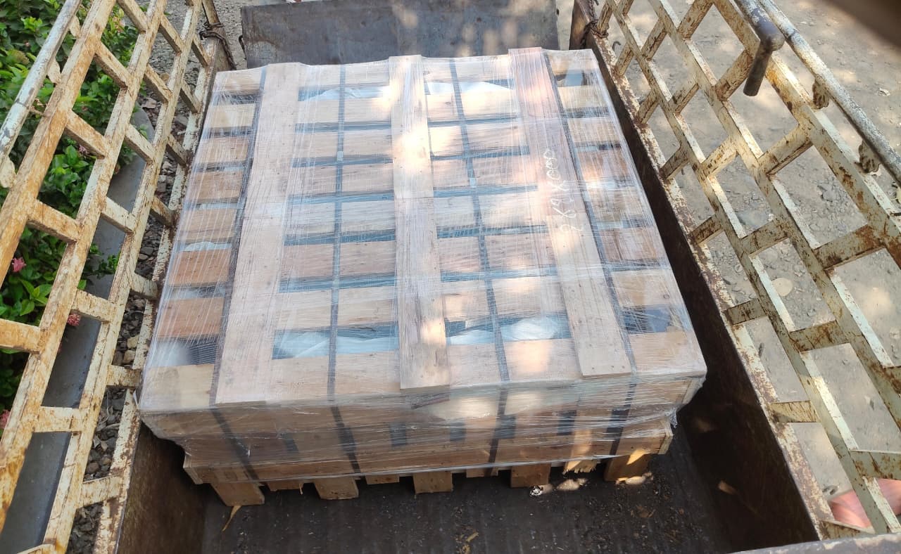 Wrapped timber export pallet secured with multiple straps